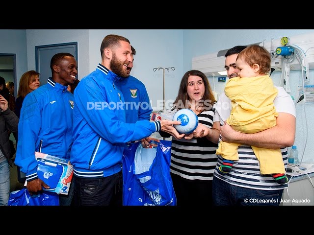 Entrega de regalos del Leganés en el Hospital Severo Ochoa
